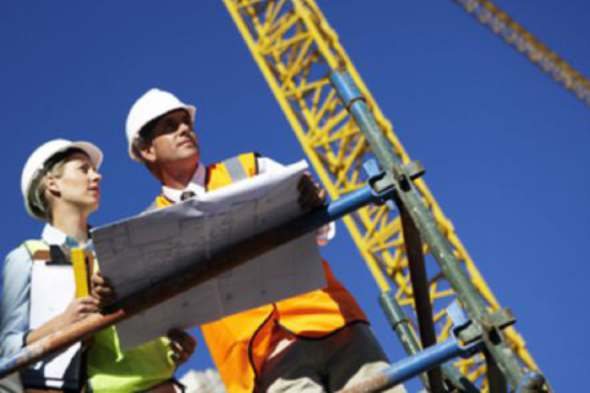 Equipo técnico en obra de construcción