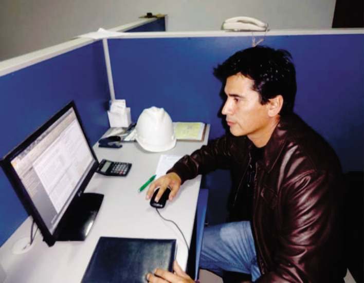 Profesional trabajando en diseño técnico