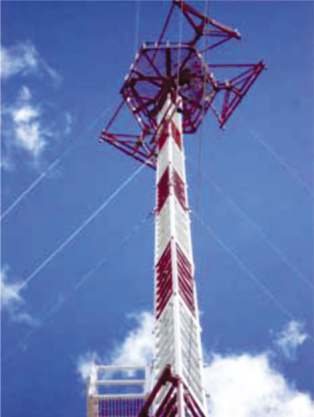Torre metálica de telecomunicaciones pintada en rojo y blanco