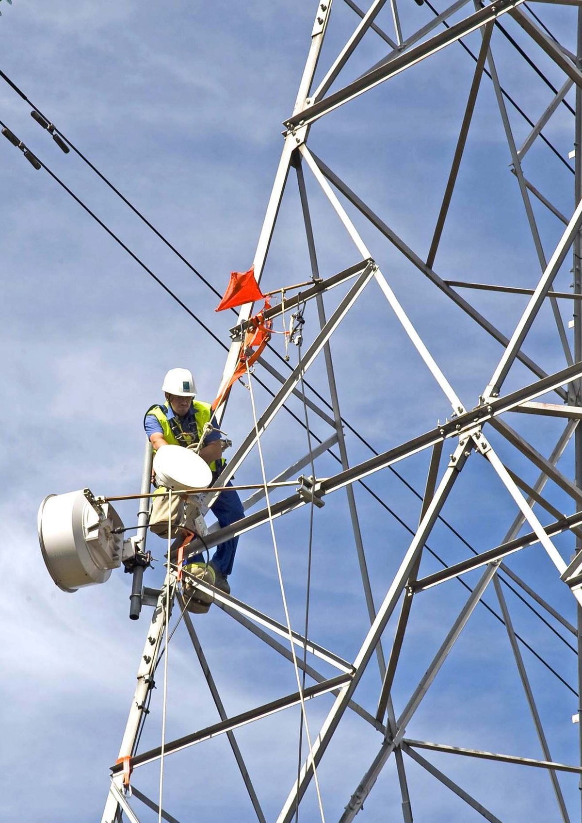 Estructura de telecomunicaciones con técnico realizando trabajos de instalación